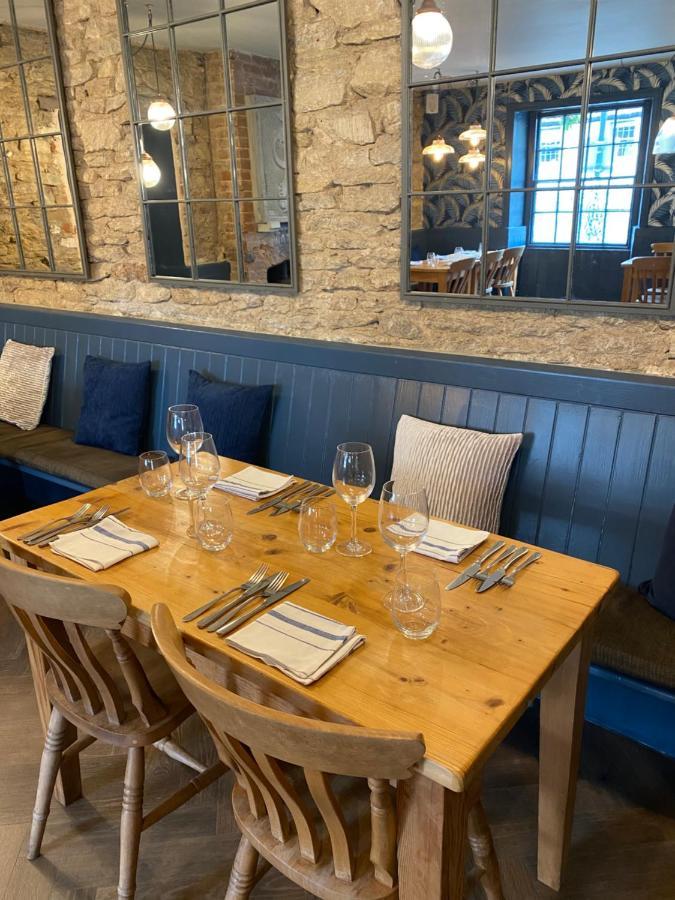 The Red Lion Hotell Cricklade Eksteriør bilde