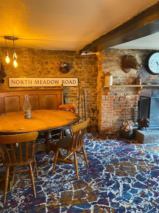 The Red Lion Hotell Cricklade Eksteriør bilde
